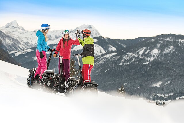 <p>Eine lustige Segwaytour durch die verschneite Winterlandschaft sorgt für Abwechslung im Winterurlaub.</p>