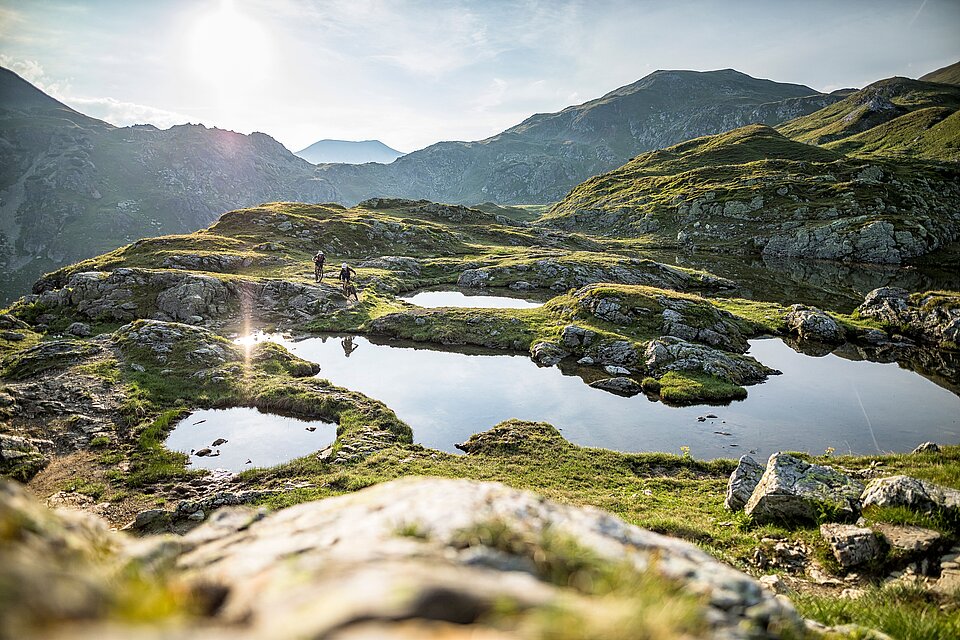 <p>Beeindruckend für alle Naturliebhaber aber auch sehr anspruchsvoll für alle Biker ist die Überquerung des Tauernpasses im felsigen, hochalpinen Gelände inmitten einer gigantischen Bergwelt in Obertauern.</p>