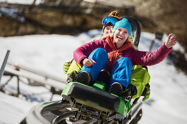 <p>Der Lucky Flitzer verspricht Spaß und Abenteuer für jedermann. Die coole Alpen-Achterbahn in Flachau ist auch am Abend bei Flutlicht geöffnet</p>