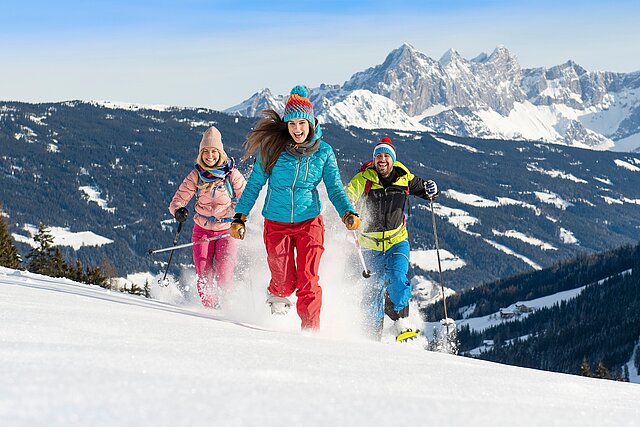<p>Mega Spaß beim Laufen mit den Schneeschuhen durch die tief verschneite Winterlandschaft.</p>