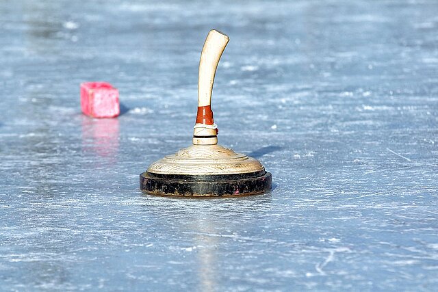 <p>Eisstockschießen, ein traditioneller, unterhaltsamer Wintersport</p>
