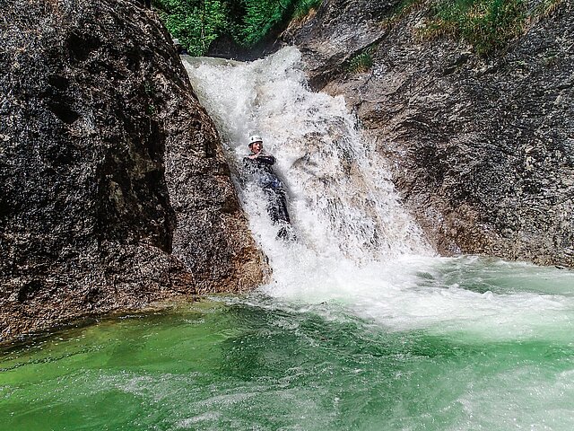 <p>Lustige Rutschpartien dürfen beim Canyoning in Flachau nicht fehlen.</p>