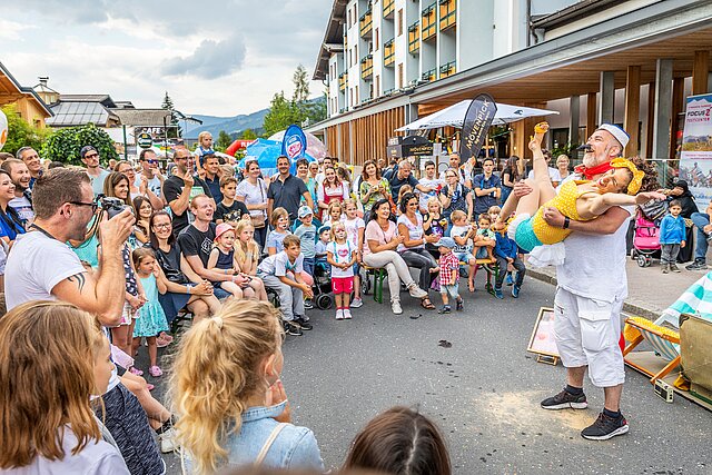 <p>Buntes Programm beim Straßenfest Flachau.</p>